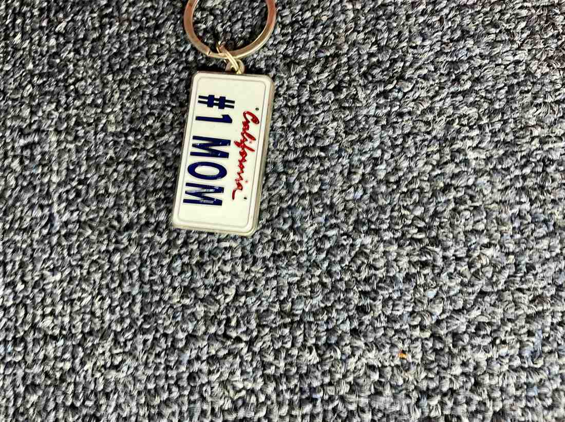 #1 MOM Keychain – California License Plate Style